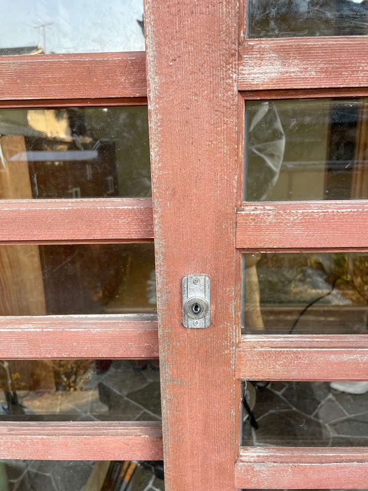 京都市中京区にて古い引戸の錠前を使いやすく。