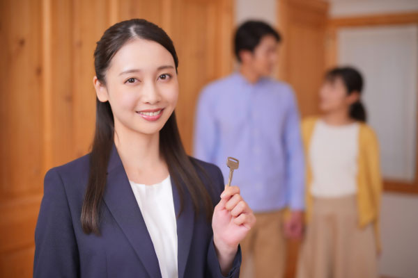 メリットを説明する女性イメージ